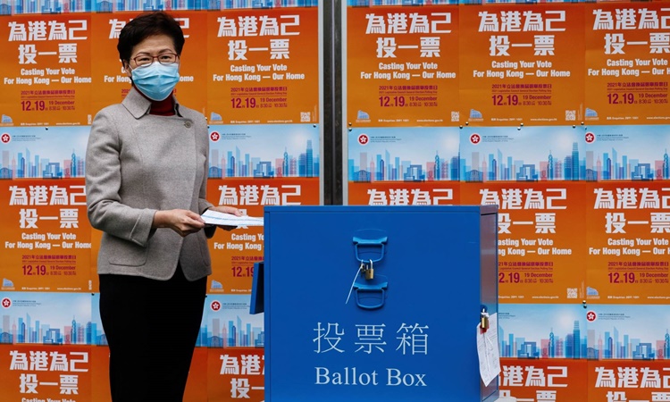Trưởng đặc khu Hong Kong tại một địa điểm bỏ phiếu vào sáng nay. Ảnh: Reuters.