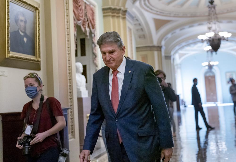 Thượng nghị sĩ Dân chủ Joe Manchin tại tòa nhà quốc hội Mỹ ở Washington hôm 17/12. Ảnh: AP.