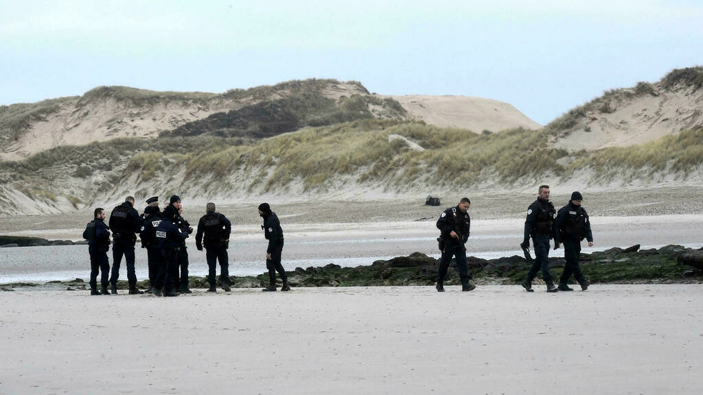 Cảnh sát tuần tra bãi biển Wimereux ở miền bắc nước Pháp ngày 20/12. Ảnh: AFP