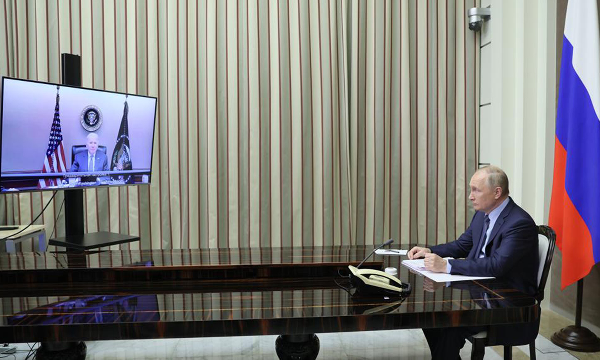 Tổng thống Nga Vladimir Putin (phải) họp trực tuyến với Tổng thống Mỹ Joe Biden ở Sochi, Nga hôm 7/12. Ảnh: AP.