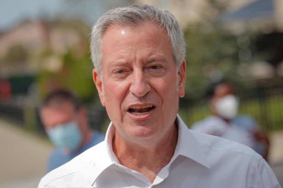 Thị trưởng New York Bill de Blasio phát biểu trong cuộc họp báo hồi tháng 9/2020 ở Brooklyn. Ảnh: Reuters