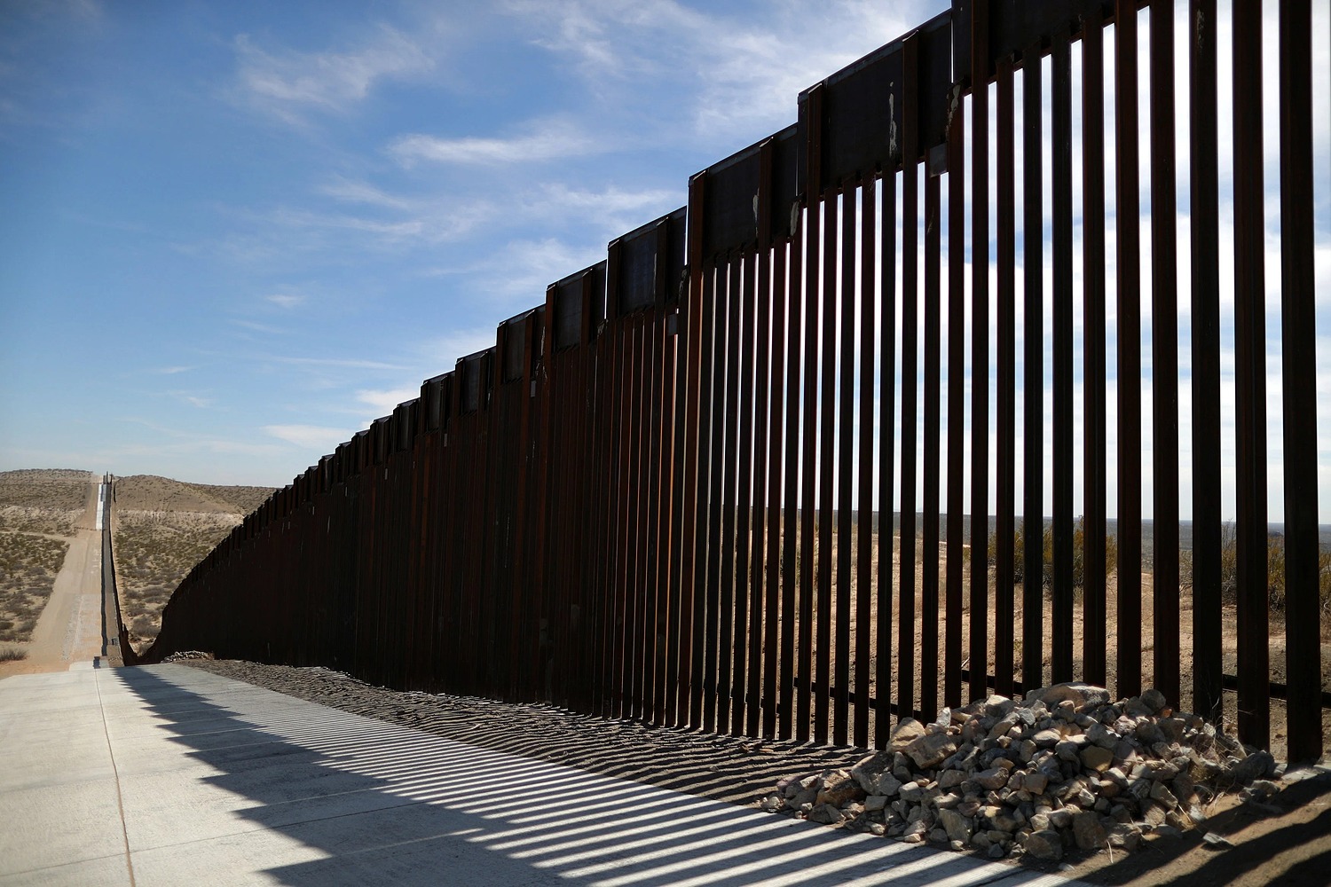 Một đoạn tường biên giới ngăn cách Mỹ và Mexico tại Santa Teresa, bang New Mexico năm 2019. Ảnh: Reuters.