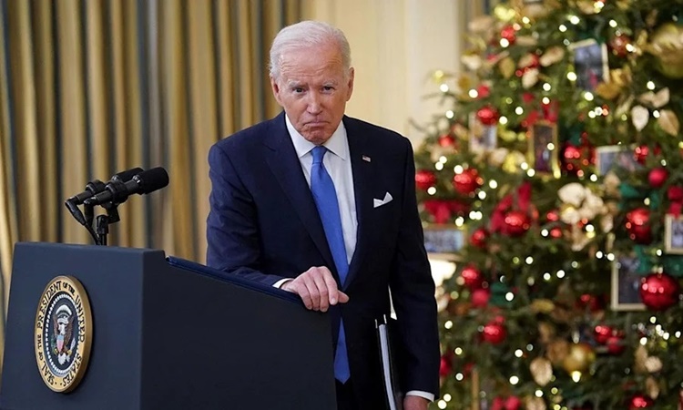 Tổng thống Joe Biden lắng nghe câu hỏi sau khi ông phát biểu về nỗ lực chống Covid-19 của Mỹ tại Nhà Trắng ngày 21/12. Ảnh: Reuters.