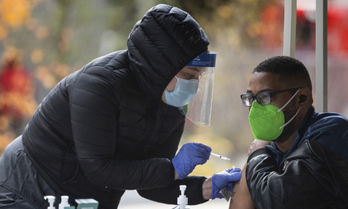 Người dân tiêm vaccine Covid-19 tại thủ đô Washington của Mỹ hôm 29/11. Ảnh: AFP.