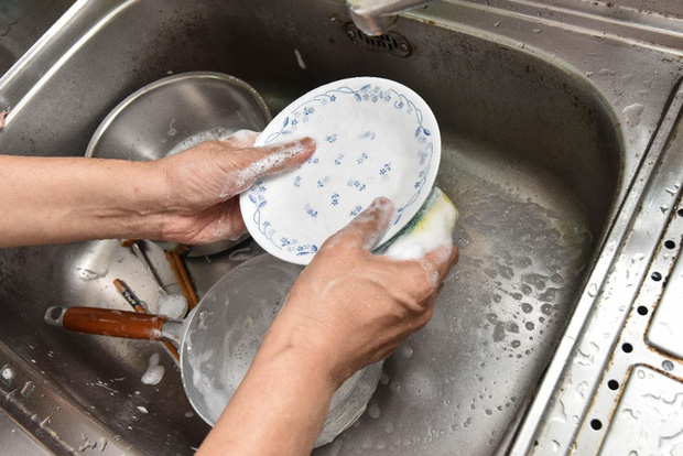 3 thói quen xấu khi rửa bát đũa có thể khiến ung thư ập đến cửa nhà bạn, sửa ngay trước khi quá muộn - Ảnh 1.