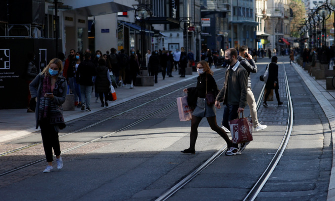 Người dân trên đường phố Geneva, Thụy Sĩ, hồi tháng 11/2020. Ảnh: Reuters.