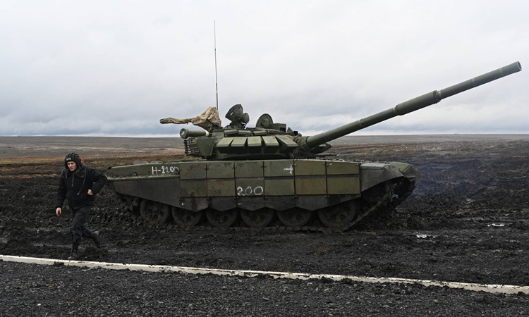 Một xe tăng chiến đấu chủ lực T-72B3 tham gia cuộc tập trận quân sự ở vùng Rostov của Nga. Ảnh: Reuters.