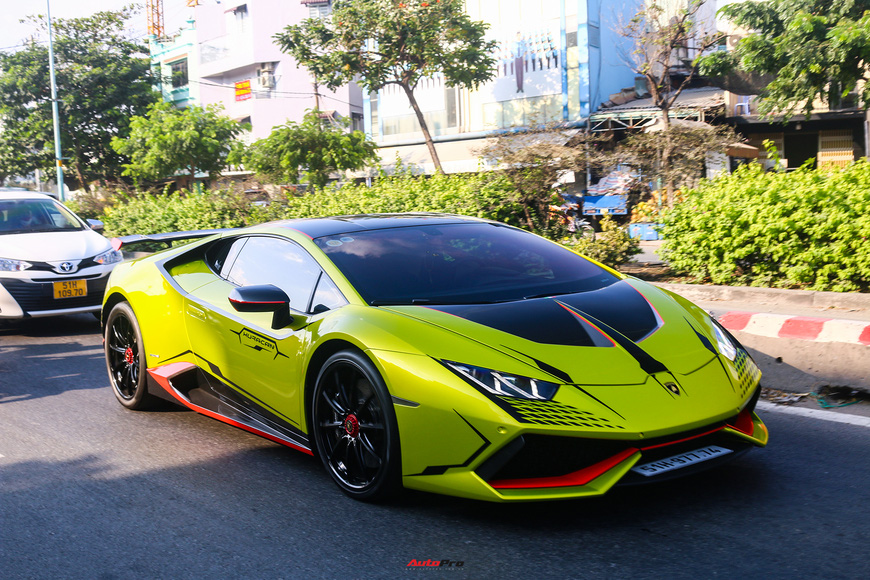 Vợ chồng Đoàn Di Băng xuống phố cùng siêu xe Lamborghini Huracan độ STO giá hơn 21 tỷ đồng - Ảnh 1.