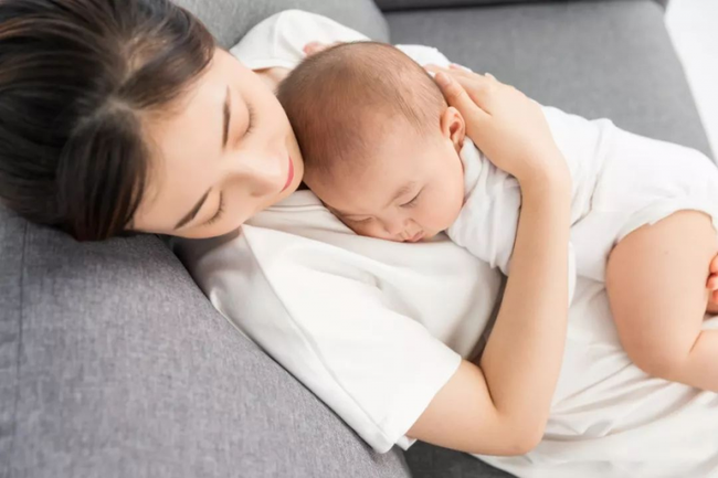 5 thói quen sai lầm khi dỗ trẻ ngủ không những khiến trẻ sơ sinh khó ngủ mà còn ảnh hưởng tới não - Ảnh 2.
