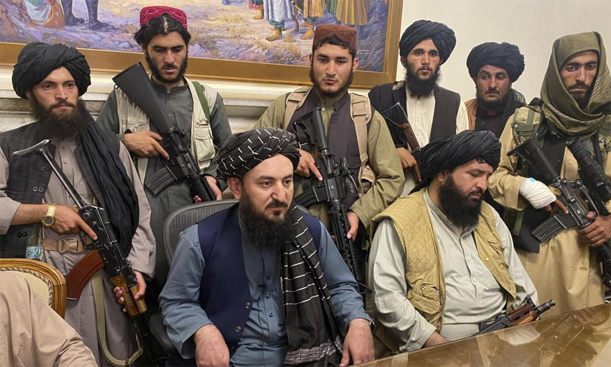 Lãnh đạo và thành viên Taliban trong dinh tổng thống Afghanistan ở Kabul ngày 15/8. Ảnh: AP.