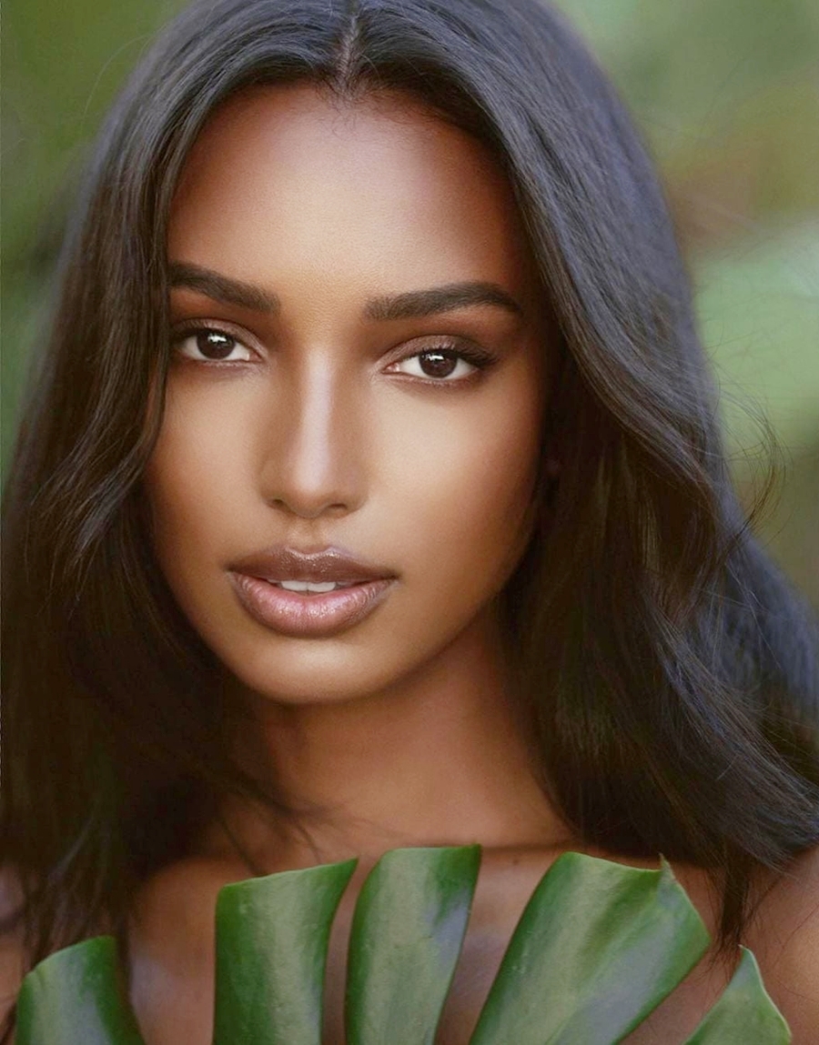 Jasmine Tookes - thiên thần Victorias Secret - đứng thứ chín. Cô sinh năm 1991, cao 1,75 m và nặng khoảng 55 kg, có số đo lần lượt 86-61-86 cm. Người đẹp cưới doanh nhân Juan David Borrero - con trai phó tổng thống Ecuador hồi tháng 9. Ảnh: Russia Issue