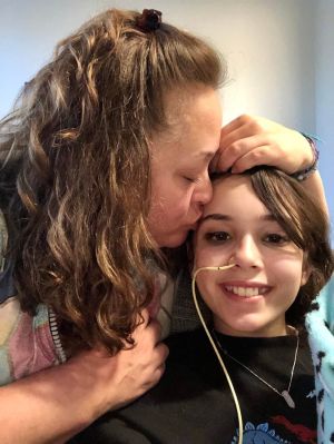 Andie Duke, với một ống cho ăn tại một trung tâm điều trị dân cư, với mẹ của cô, Amanda Moreno Duke, vào tháng Chín.ẢNH: AMANDA MORENO DUKE