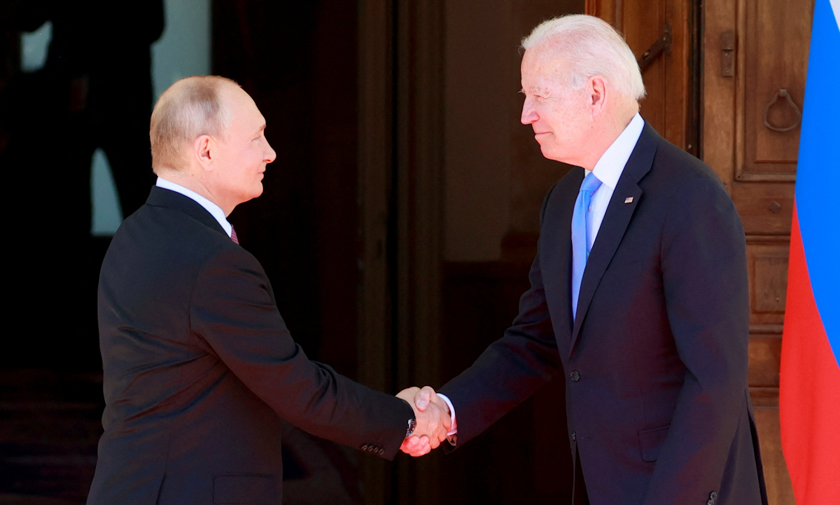 Tổng thống Nga Vladimir Putin (trái) và Tổng thống Mỹ Joe Biden tại cuộc gặp ở Geneva, Thụy Sĩ hồi tháng 6. Ảnh: Reuters.