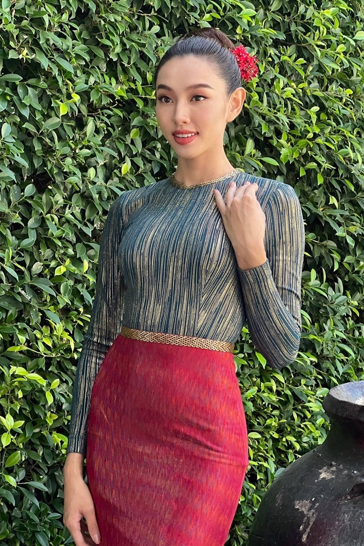 Mỹ nhân 9X khoe đường cong cùng bộ váy của NTK Song Toàn với kiểu dáng ảnh hưởng từ văn hóa Thái Lan.