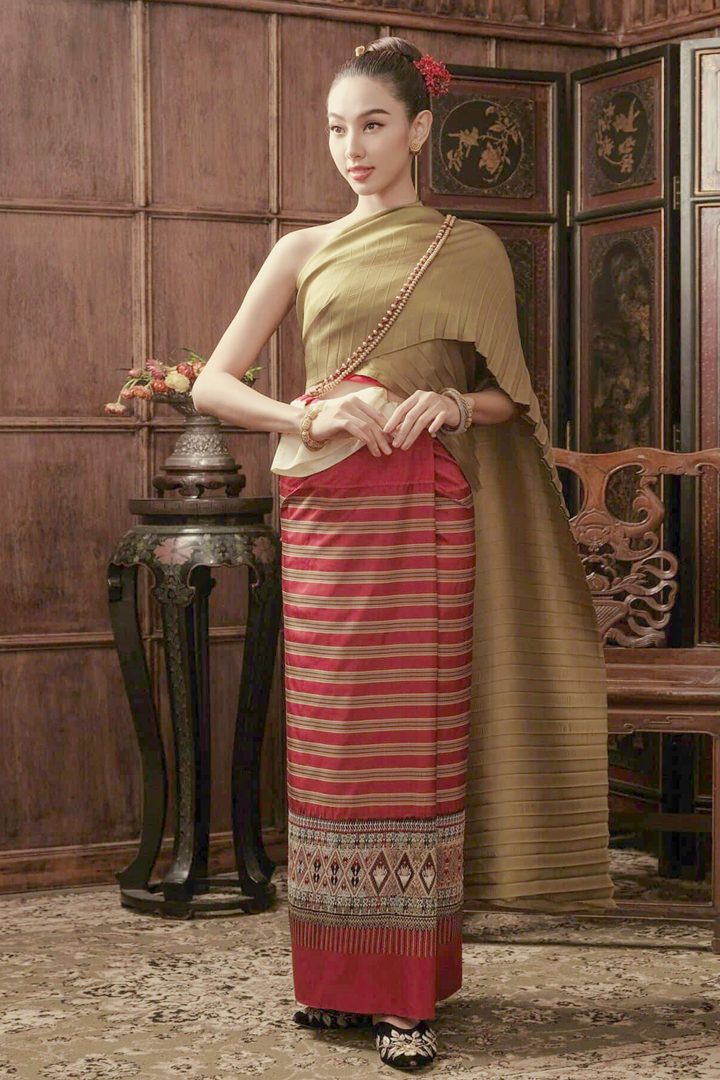 Tại tỉnh Chiang Mai, Thùy Tiên tạo dáng với Chakkri, một trang phục được phụ nữ Thái sử dụng trong những dịp quan trọng, gồm váy quấn và một chiếc khăn lụa vắt qua vai vừa kín đáo vừa gợi cảm.