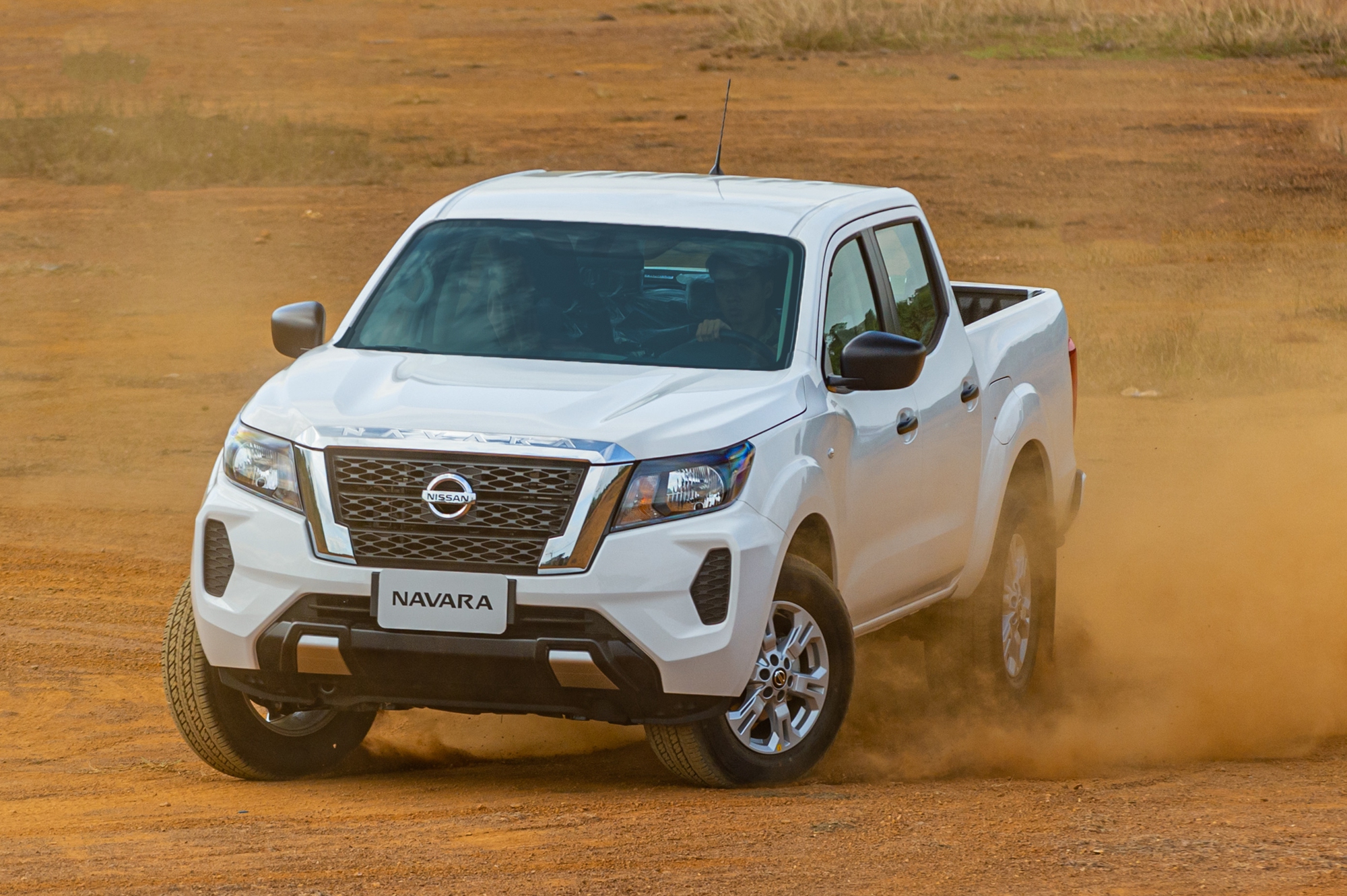 Ra mắt Nissan Navara bản 'giá rẻ' tại Việt Nam: Giá 699 triệu đồng, thêm lựa chọn cho người thực dụng - Ảnh 3.