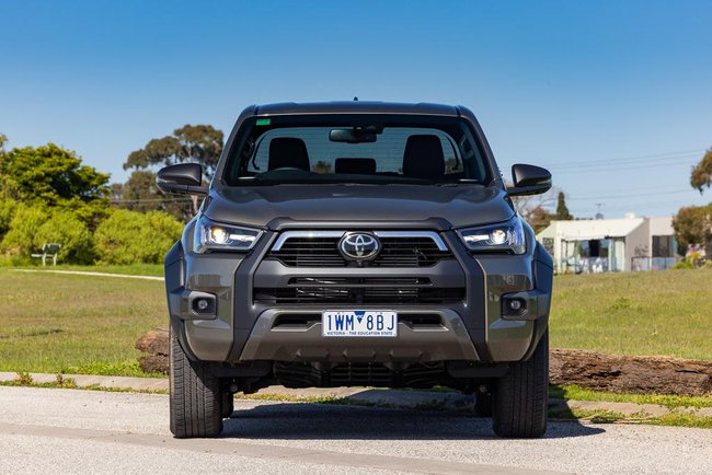Đại lý nhận đặt cọc Toyota Hilux 2023: Giá dự kiến 1,05 tỷ đồng, vượt Ranger, đắt nhất phân khúc - Ảnh 1.