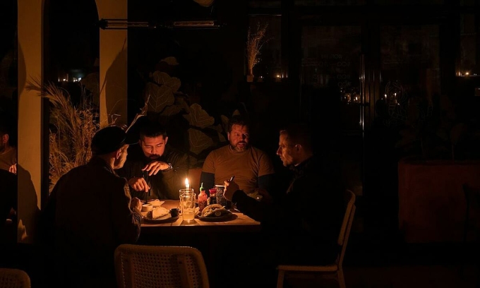 Cư dân Kiev ăn tối dưới ánh nến vì nhà hàng mất điện hôm 13/11. Ảnh: Washington Post.