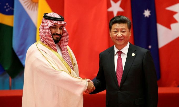 Chủ tịch Trung Quốc Tập Cận Bình (phải) và phó thái tử Mohammed bin Salman gặp bên lề hội nghị G20 tại Trung Quốc năm 2016. Ảnh: Reuters.