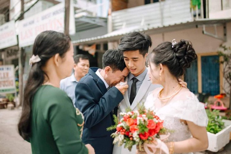 Mẹ vợ đến chơi 1 tuần thì tôi mất ví, tìm được mắt tôi cay xè khi mở ra - 1