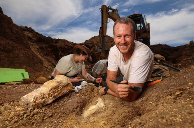 Tiến sĩ Espen Knutsen chụp ảnh với hộp sọ nguyên vẹn của thằn lằn cổ rắn Elasmosaurus trong khi các thành viên khác đào bới phần còn lại của sinh vật. Ảnh: Bảo tàng Queensland