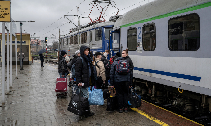 Người tị nạn Ukraine chuẩn bị lên tàu tới Warsaw ở ga Przemysl hồi tháng 4. Ảnh: AFP.