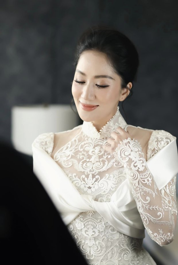 Áo dài cưới của Khánh Thi: Thiết kế độc nhất phảng phất nét đẹp hoàng gia - Ảnh 1.