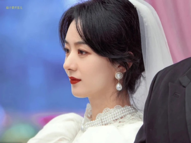 Ly hôn hơn 1 năm, Triệu Lệ Dĩnh đã mặc váy cưới, được khen cô dâu thập niên 2000 xinh nhất showbiz - 7
