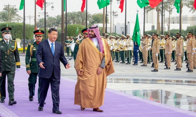 Chủ tịch Trung Quốc Tập Cận Bình (trái) và Thái tử Arab Saudi Mohammed bin Salman tại Riyadh tuần trước. Ảnh: Reuters.