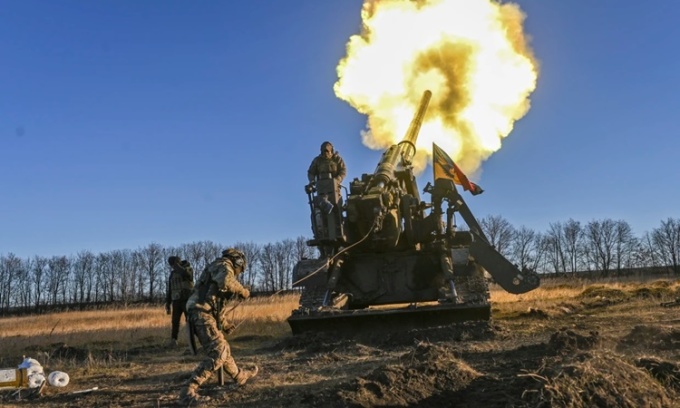 Quân nhân Ukraine khai hỏa pháo 2S7 Pion vào các vị trí của Nga ở khu vực Donetsk, miền đông nước này, hôm 5/12. Ảnh: AP.