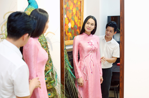 Nhà thiết kế Thuận Việt giúp Dương Mỹ Linh thử áo dài cưới. Ảnh: Duy Nhất