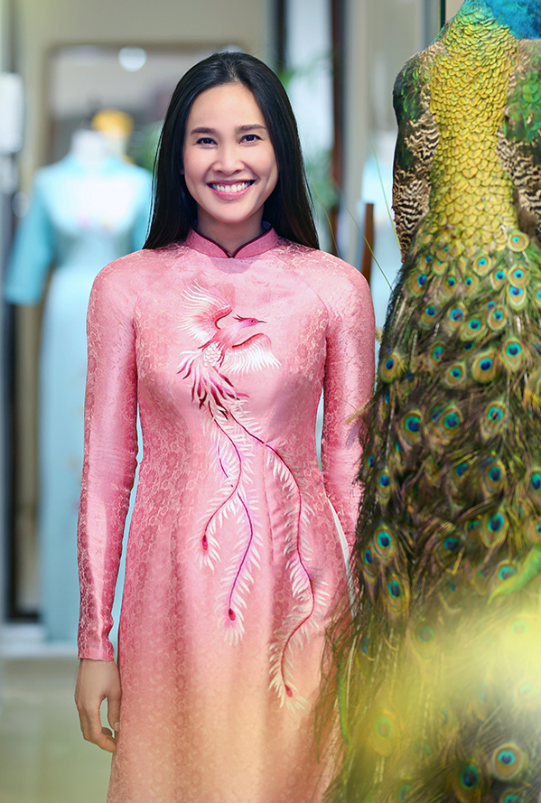 Hoa hậu Dương Mỹ Linh chọn phom dáng truyền thống cho trang phục làm lễ gia tiên. Ảnh: Duy Nhất