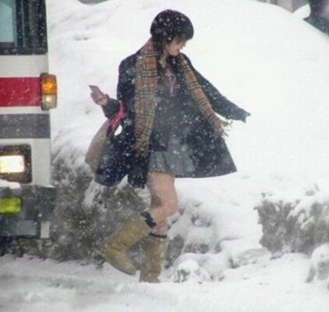 Chị em theo mốt amp;#34;thời trang phang thời tiếtamp;#34; mặc trời rét, có cô mặc váy 2 dây nhảy nhót dù tuyết rơi trắng trời - 7