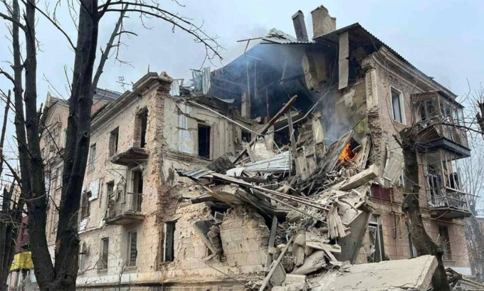 Một ngôi nhà nghi bị hư hại do tên lửa Nga ở Kryvyi Rih, Ukraine ngày 16/12. Ảnh: Reuters.