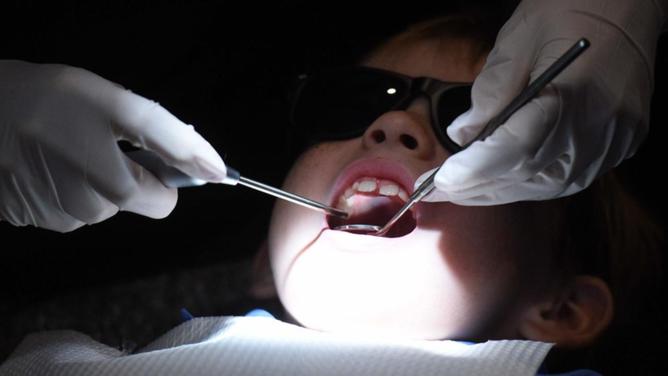 Vulnerable children will continue to have dental treatment funded under a government scheme. (Mick Tsikas/AAP PHOTOS)