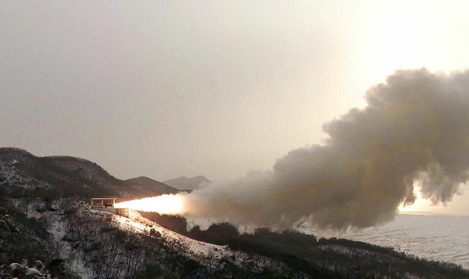 Triều Tiên thử nghiệm động cơ nhiên liệu rắn lực đẩy cao để phát triển vũ khí chiến lược mới tại bãi phóng vệ tinh Sohae, Tongchang-ri ngày 15/12. Ảnh: KCNA.