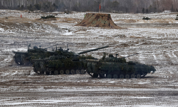 Xe tăng và thiết giáp Nga diễn tập ở Belarus hồi tháng 2. Ảnh: Reuters.