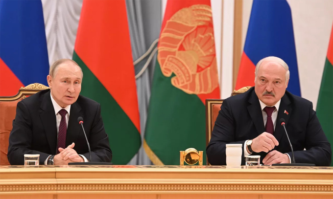 Tổng thống Nga Vladimir Putin (trái) và Tổng thống Belarus Alexander Lukashenko trong cuộc họp báo ngày 19/12. Ảnh: RIA Novosti.