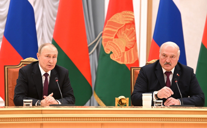 Tổng thống Nga Vladimir Putin (trái) và Tổng thống Belarus Alexander Lukashenko tại Minsk ngày 19/12. Ảnh: Anadolu Agency.