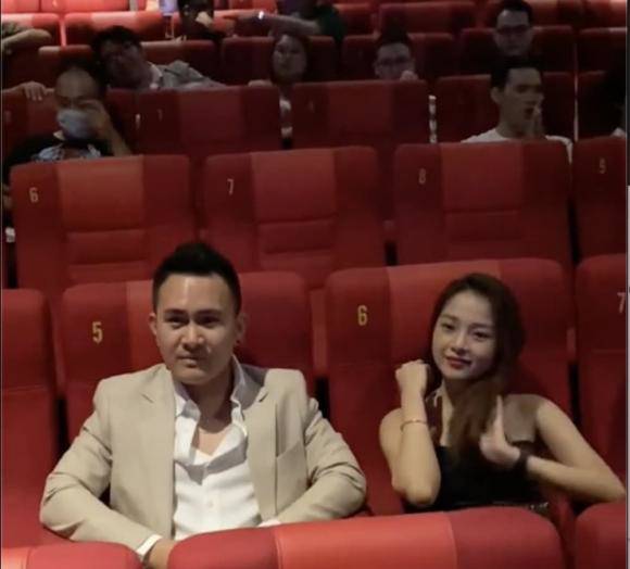Danh tính mỹ nhân kề cạnh con trai Hoài Linh trong rạp phim: Nhan sắc điểm 10, đường cong đẹp như photoshop - 2