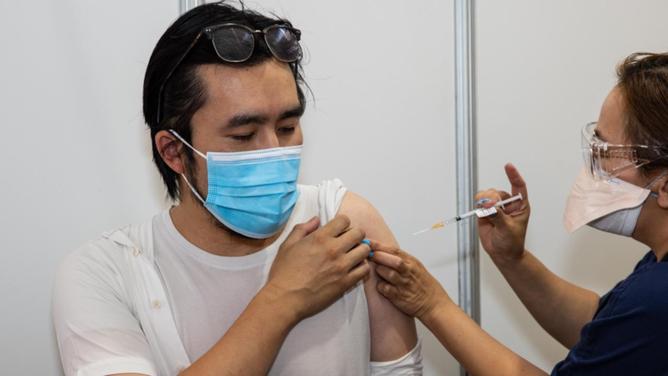 New modelling suggests the update of COVID-19 vaccinations probably saved the economy billions. (Diego Fedele/AAP PHOTOS)