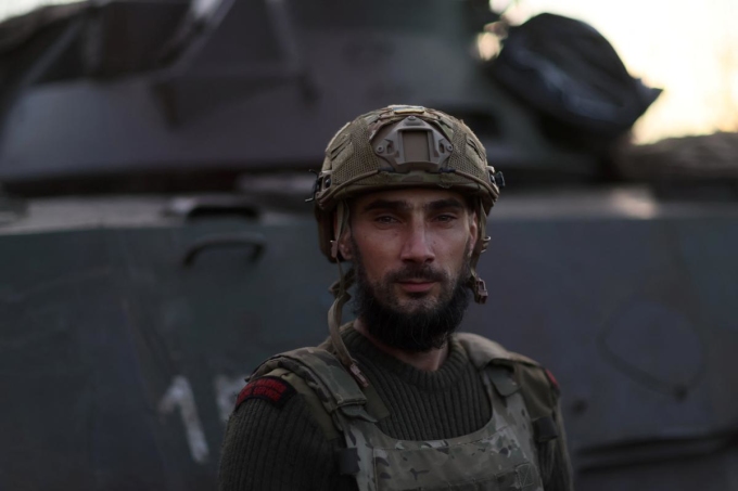 Một người lính lái xe tăng Ukraine tại Bakhmut tháng này. Ảnh: Reuters.