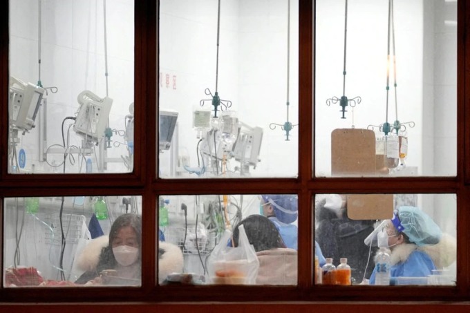 Nhân viên y tế trong một bệnh viện ở Thượng Hải ngày 22/12. Ảnh: Reuters