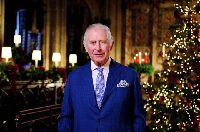 Vua Charles trong buổi ghi hình thông điệp Giáng sinh đầu tiên của ông từ nhà nguyện ở Lâu đài Windsor. Ảnh: Reuters.