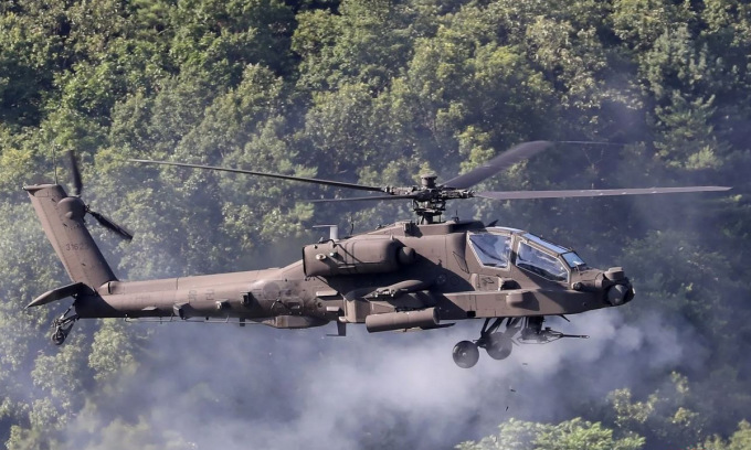 Trực thăng Apache Hàn Quốc bắn pháo 30 mm trong đợt diễn tập hồi tháng 6. Ảnh: BQP Hàn Quốc.
