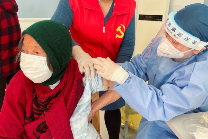 Nhân viên y tế tiêm vaccine Covid-19 cho người cao tuổi ở ngoại ô Thượng Hải, Trung Quốc ngày 21/12. Ảnh: Reuters.