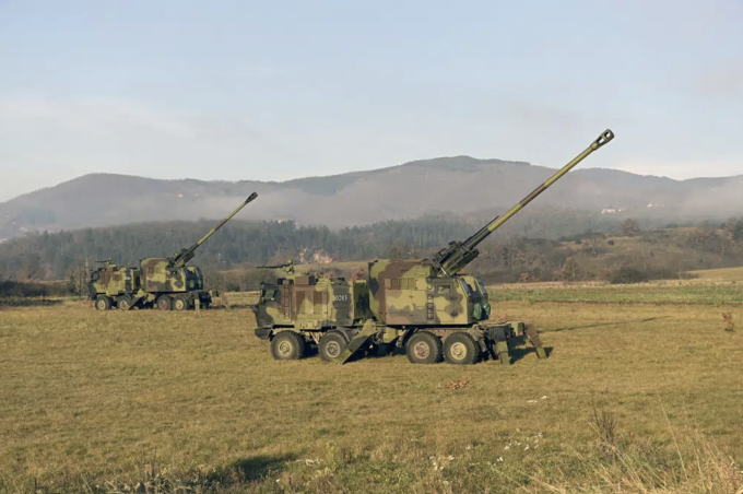 Serbia triển khai pháo đến phía nam, gần ranh giới với Kosovo vào ngày 25/12. Ảnh: Bộ Quốc phòng Serbia.