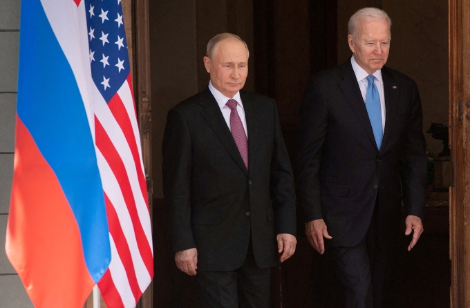 Tổng thống Nga Vladimir Putin (trái) và Tổng thống Mỹ Joe Biden tại hội nghị thượng đỉnh ở Geneva, Thụy Sĩ, hồi tháng 6/2021. Ảnh: Reuters.