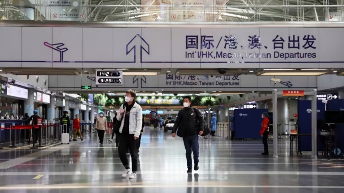 Hành khách tại Sân bay Quốc tế Bắc Kinh hồi tháng 3/2022. Ảnh: Reuters