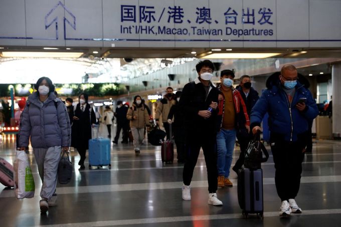 Hành khách tại sân bay ở Bắc Kinh ngày 27/12. Ảnh: Reuters.